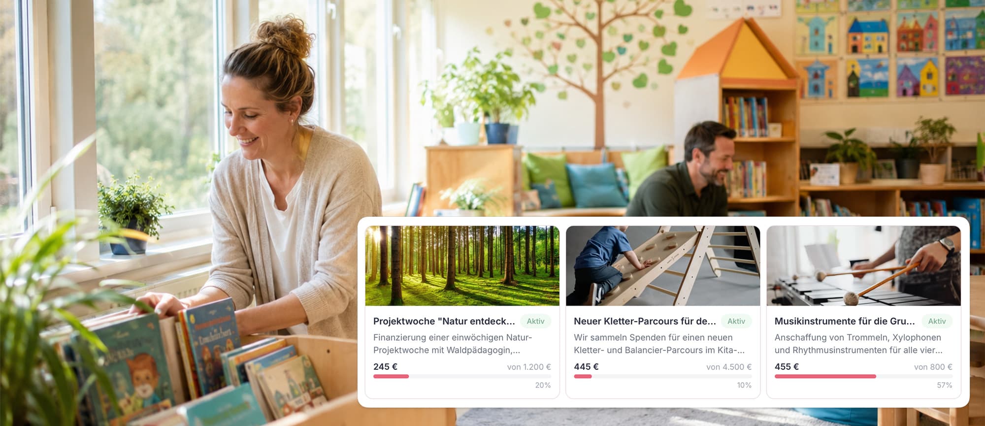 Erzieherin räumt Bilderbücher in die neue Leseecke einer Kita ein, daneben drei Förderino-Spendenprojekte mit ihrem Fortschritt